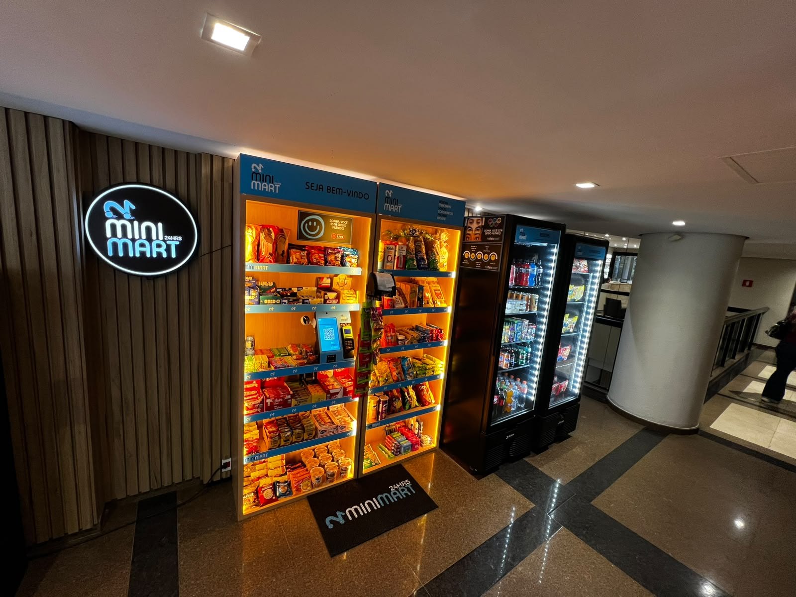 Unidade Minimart 24hrs do Gan Center, com prateleiras e geladeiras abastecidas